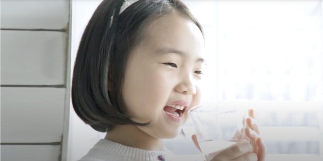 정수를 마시는 아이
