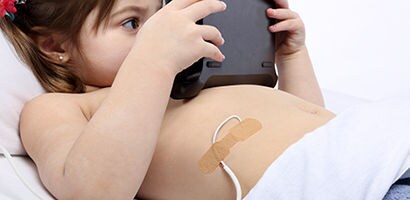 피부에 밀착되는 부드럽고 통기성 있고 방수 기능을 갖춘 의료용 랩, 테이프 및 점착제.
