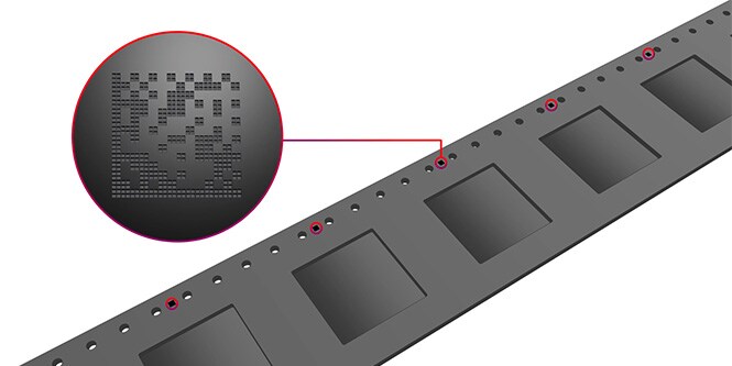 3M™ 폴리카보네이트 캐리어 테이프 3002의 2D 바코드 기술을 강조한 증강 사진.
