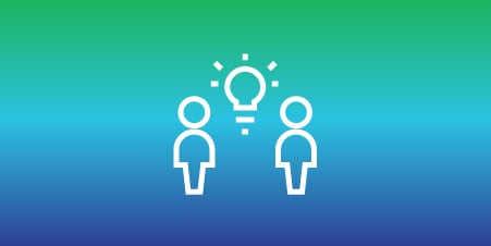 두 사람과 전구 아이콘: 폐기물 감축 및 재활용성 개선을 위한 신규 프로그램과 파트너십을 상징하는 이미지
