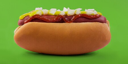 토핑이 올려진 핫도그 사진
