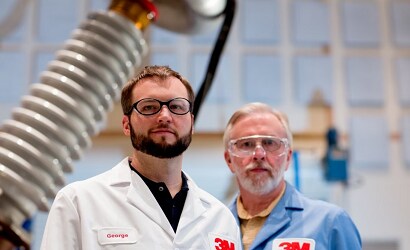 변압기 앞의 연구원
