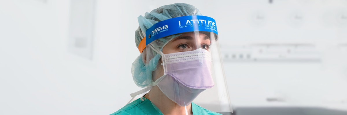 3M™ 김서림 방지 실드 필름이 활용된 LATITUDE™ PLUS 얼굴 가림막을 착용한 의사
