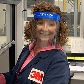 3M™ 김서림 방지 실드 필름이 활용된 LATITUDE™ PLUS 얼굴 가림막을 착용한 제미니 다이어(Gemini Dyar)