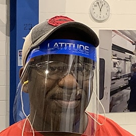 3M™ 김서림 방지 실드 필름이 활용된 LATITUDE™ PLUS 얼굴 가림막을 착용한 에이드리언 스미스(Adrian Smith)