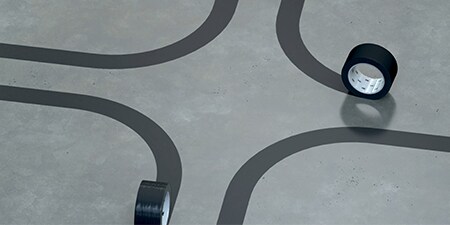 이미지: 90도 각도가 합쳐지는 4개의 곡선을 표시한 검은색 3M™ 비닐 테이프 471 롤 이미지
