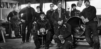 사진을 찍기 위해 포즈를 취하는 한 무리의 남자들
