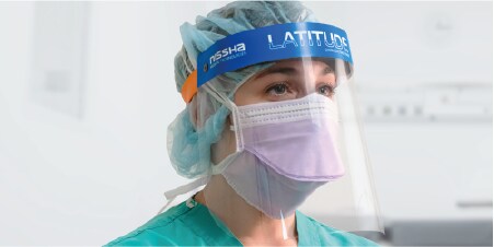 3M™ 김서림 방지 실드 필름이 활용된 LATITUDE™ PLUS 얼굴 가림막을 착용한 의사
