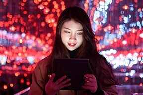 야간에 붐비는 교차로를 위에서 본 모습