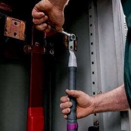 전단볼트 15kv 터미네이터 및 스플라이스를 부착하는 작업자