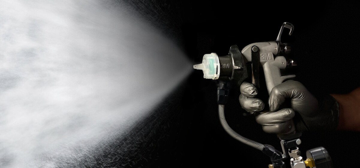 Image showing 3M™ Performance Spraygun spraying material.
