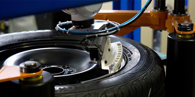 3M 휠 웨이트를 적용한 기계에 놓여 있는 자동차 타이어와 휠
