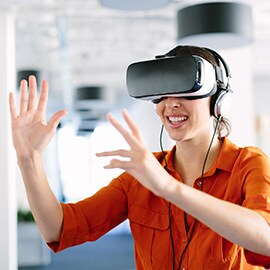 AR/VR(증강 현실/가상 현실) 헤드셋을 사용하는 여성.