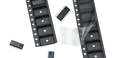 작은 구멍이 있는 여러 개의 검은색 직사각형 물체
