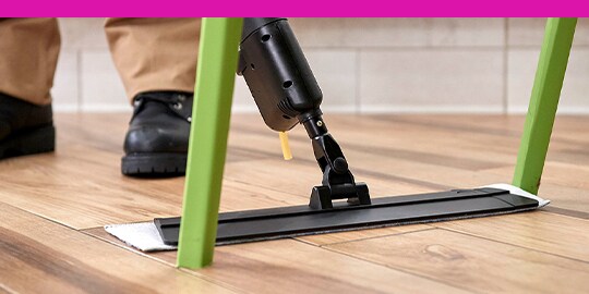 3M Easy Trap 먼지 제거 도구, 청소 전문가의 발을 배경으로 합니다.
