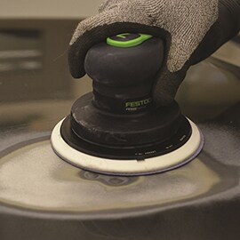 Festool 샌딩기를 사용하여 샌딩하는 모습