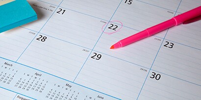 포스트-잇® 노트와 탁상 달력위에 놓여진 분홍색 형광펜 이미지
