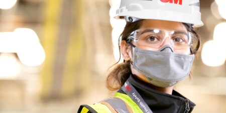 다양한 3M 개인 안전 보호구(PPE)를 착용한 작업자
