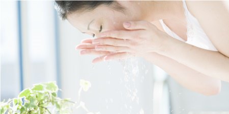 정수된 물로 세수하는 여성
