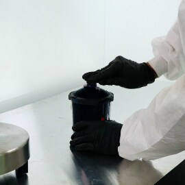 inserting the pps 2.0 sealing plug into the lid