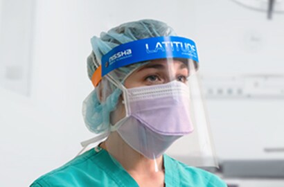 3M™ 김서림 방지 실드 필름이 활용된 LATITUDE™ PLUS 얼굴 가림막을 착용한 의사 