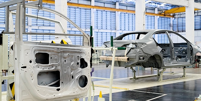 도어의 body in white 외장 부품 조립
