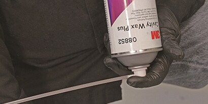 패널 안쪽 부위에 캐비티 왁스를 스프레이 도포
