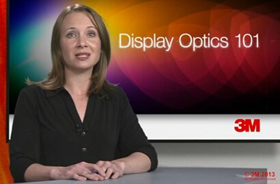 Display Optics 101이라는 제목의 책상에 앉아 있는 여성의 이미지.