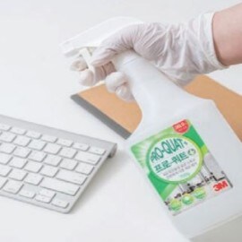 흰색 키보드에 뿌린 3M™ Pro-Quart Disinfectant Spray