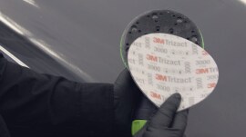 후킷 폼 디스크형 연마재를 듀얼 액션 샌더기에 장착