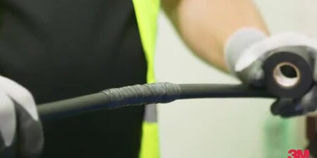 펑크 부분에 3M 매스틱 테이프 자기융착 기술이 사용되는 작업 데모
