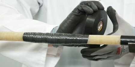 3M 자기융착 실리콘 고무 전기 테이프로 케이블을 감싸고 있는 작업자

