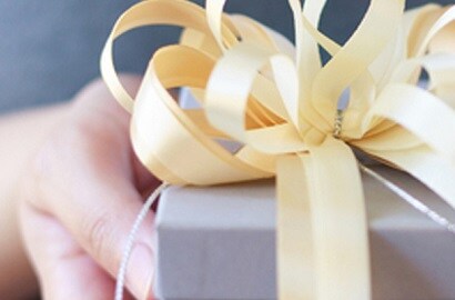 hand holding a gift box